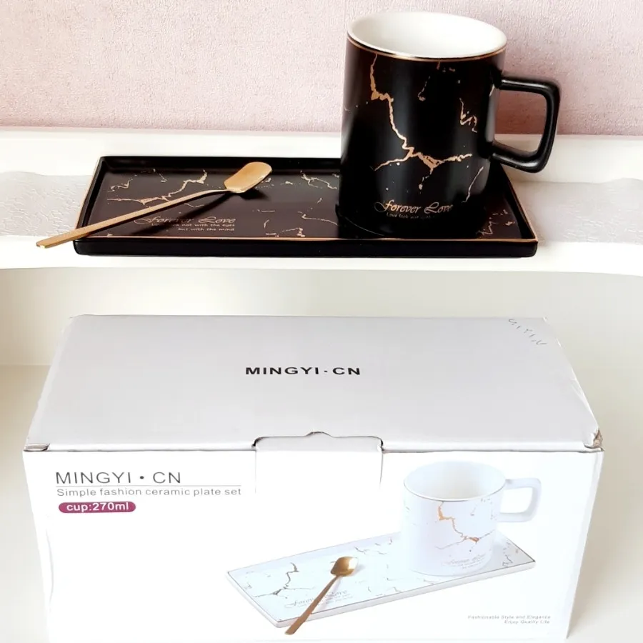 فنجان و بیسکوییت خوری