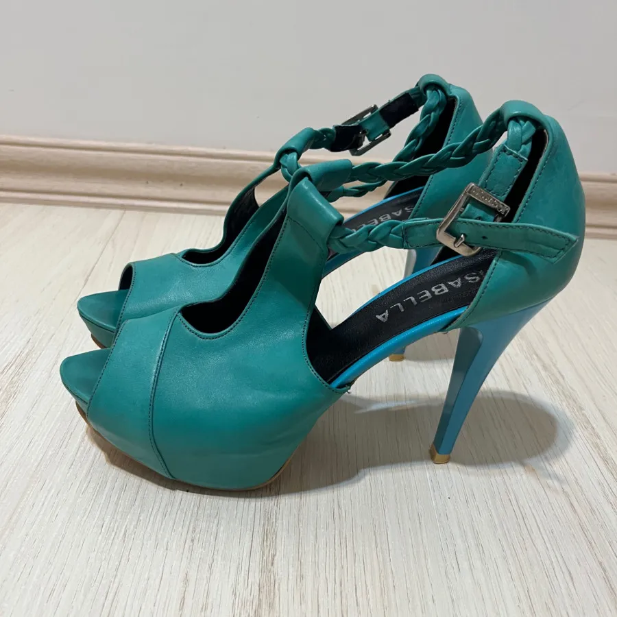 پاشنه بلند چرم فیروزه ای