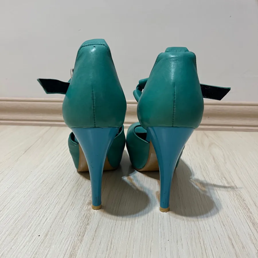 پاشنه بلند چرم فیروزه ای
