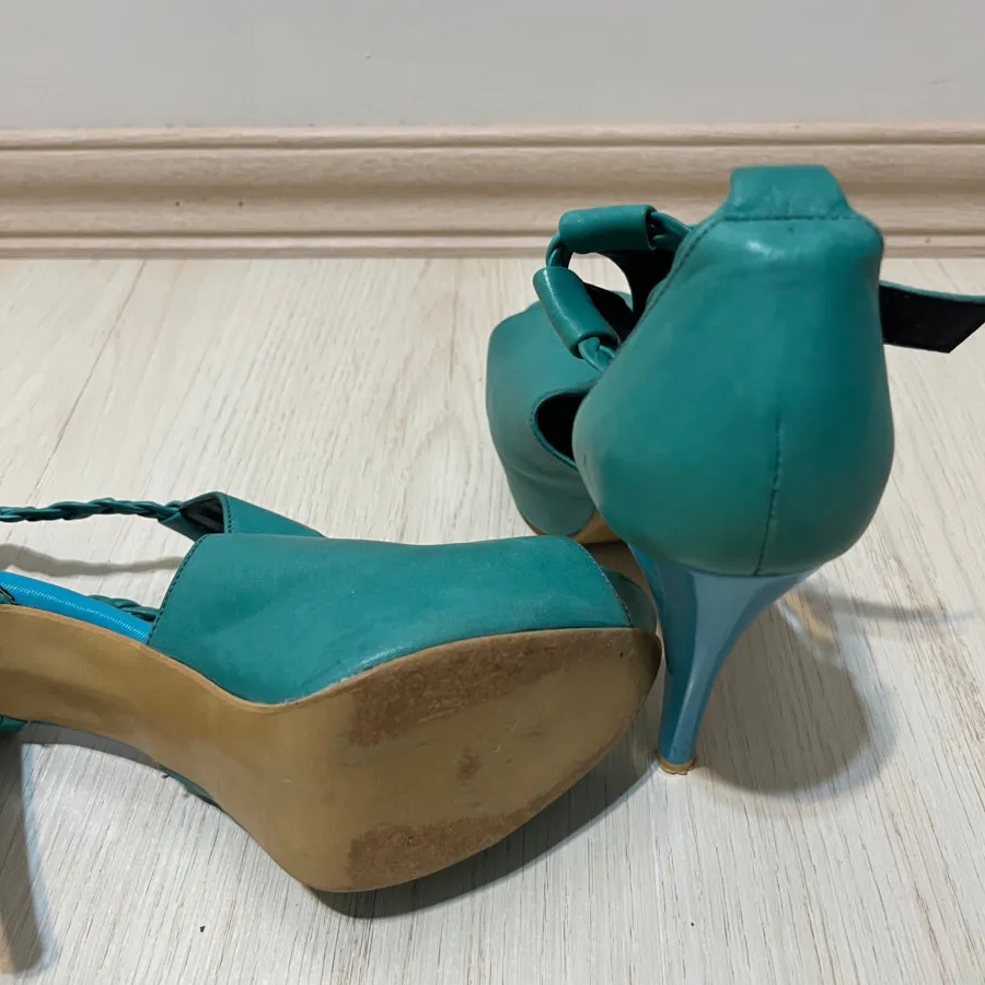 پاشنه بلند چرم فیروزه ای