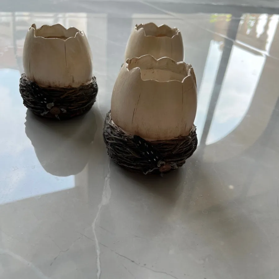 سه عدد شمعدان