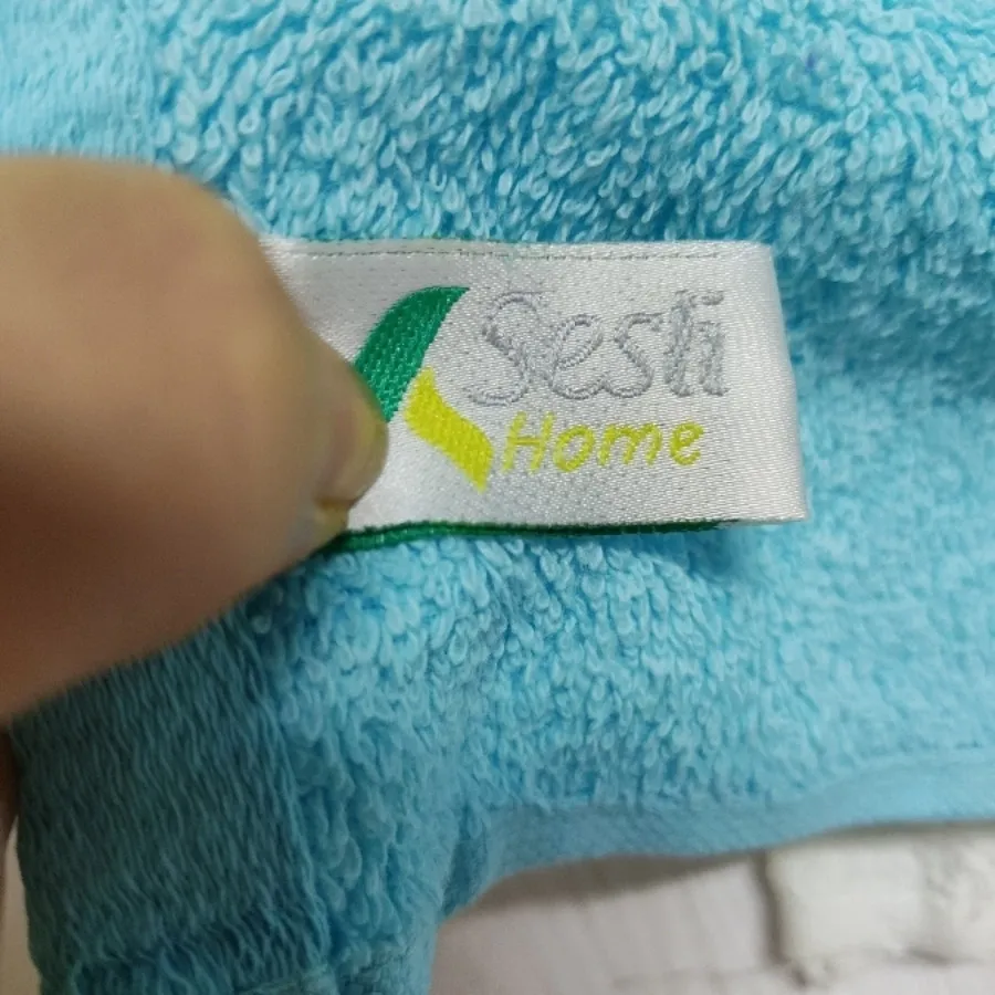 حوله دست و صورت ترک