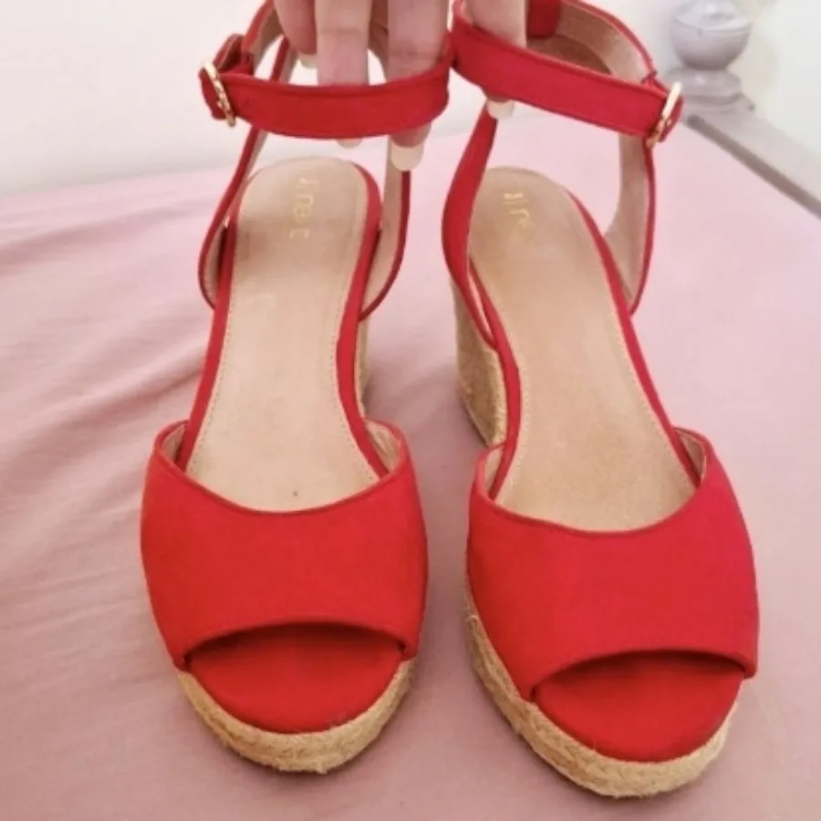 کفش قرمز زنانه