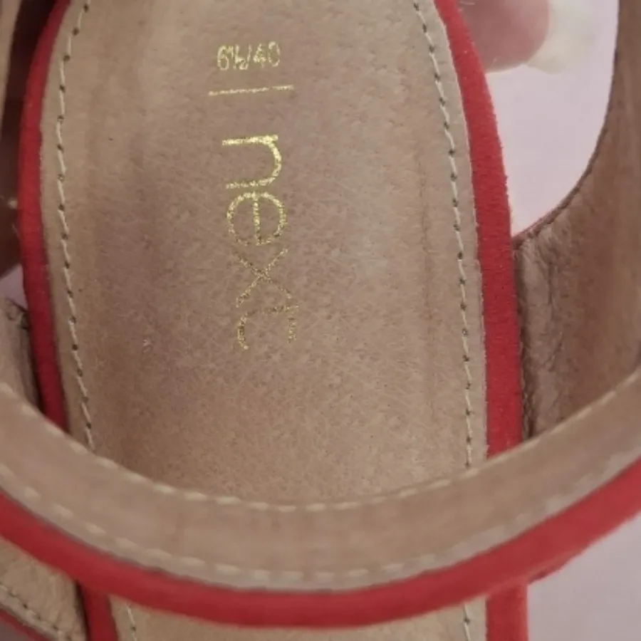 کفش قرمز زنانه