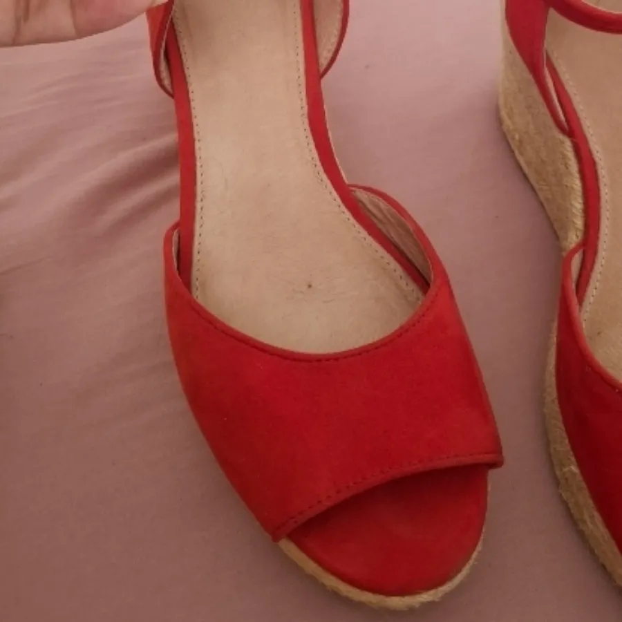 کفش قرمز زنانه