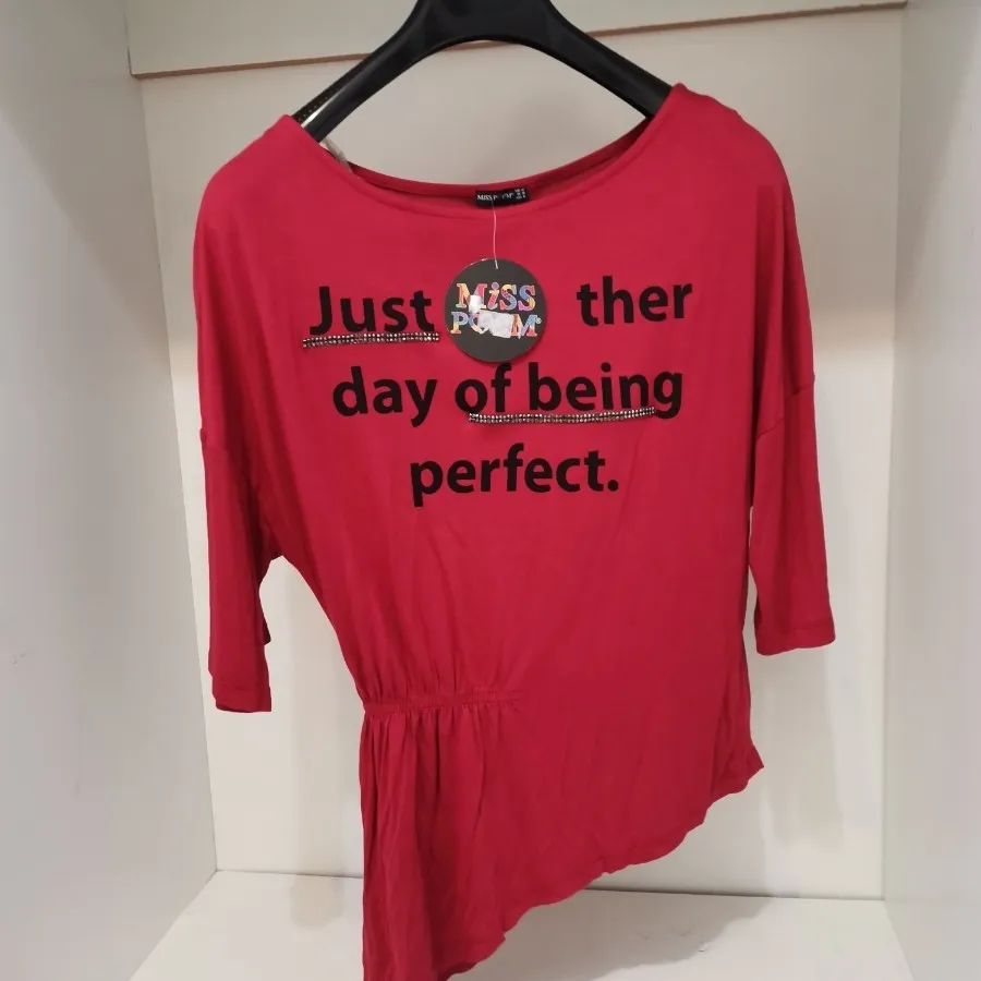 تیشرت قرمز تگدار