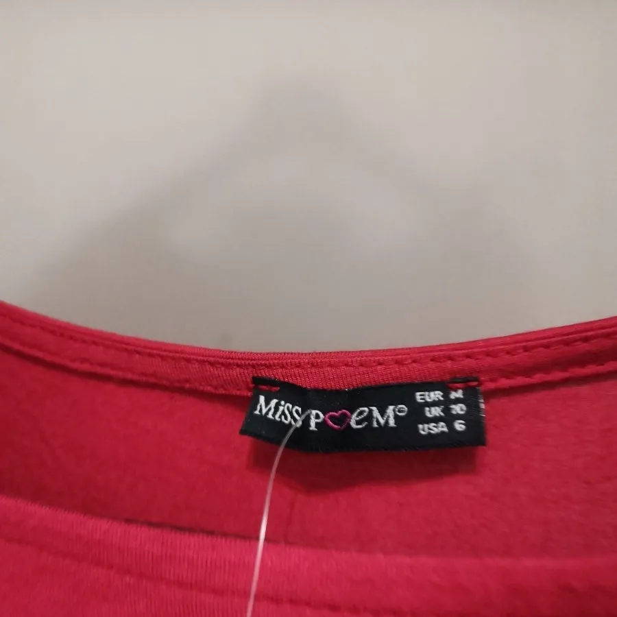 تیشرت قرمز تگدار