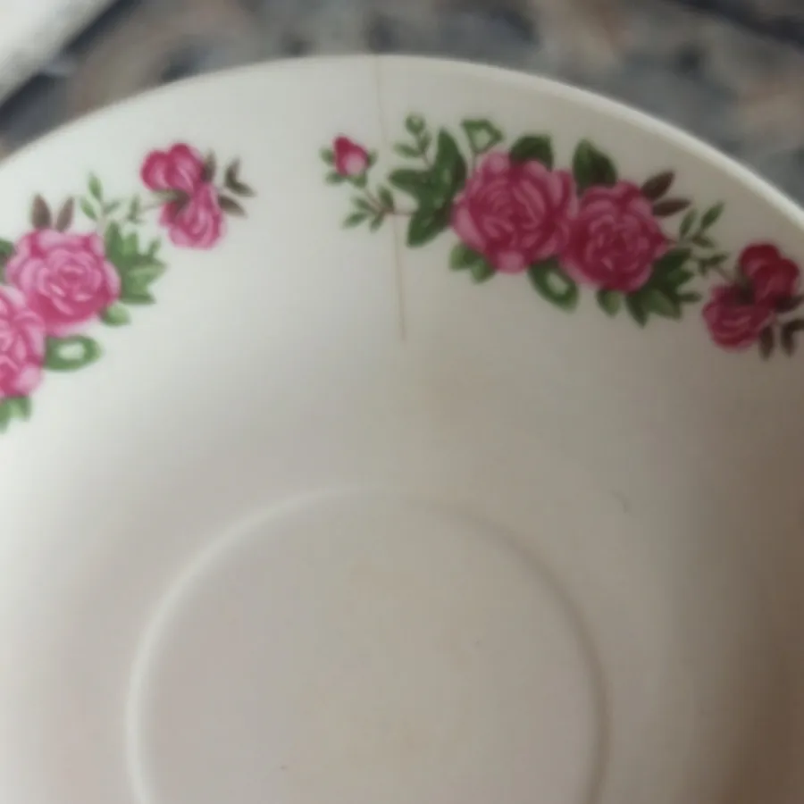 نعلبکی گل سرخی