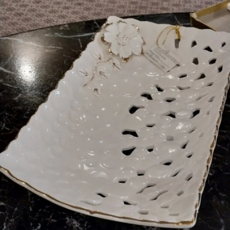 شیرینی خوری سفید