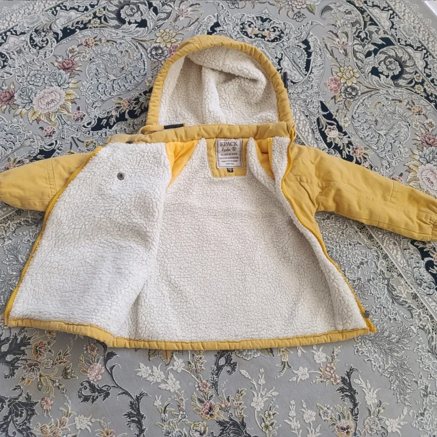 کاپشن خردلی گرم داخل ببعی