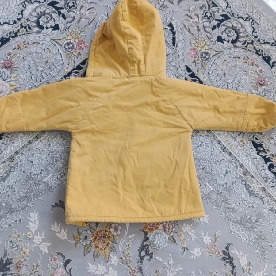 کاپشن خردلی گرم داخل ببعی