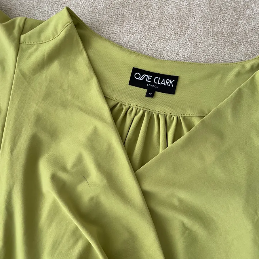 لباس سبز پسته ای