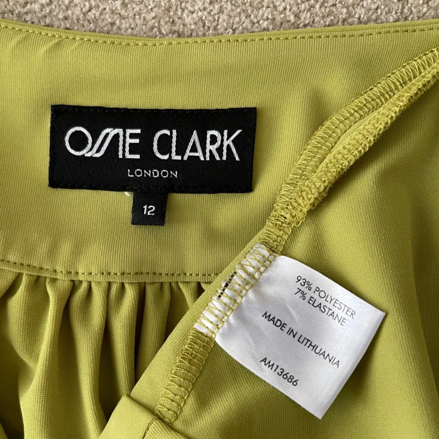 لباس سبز پسته ای