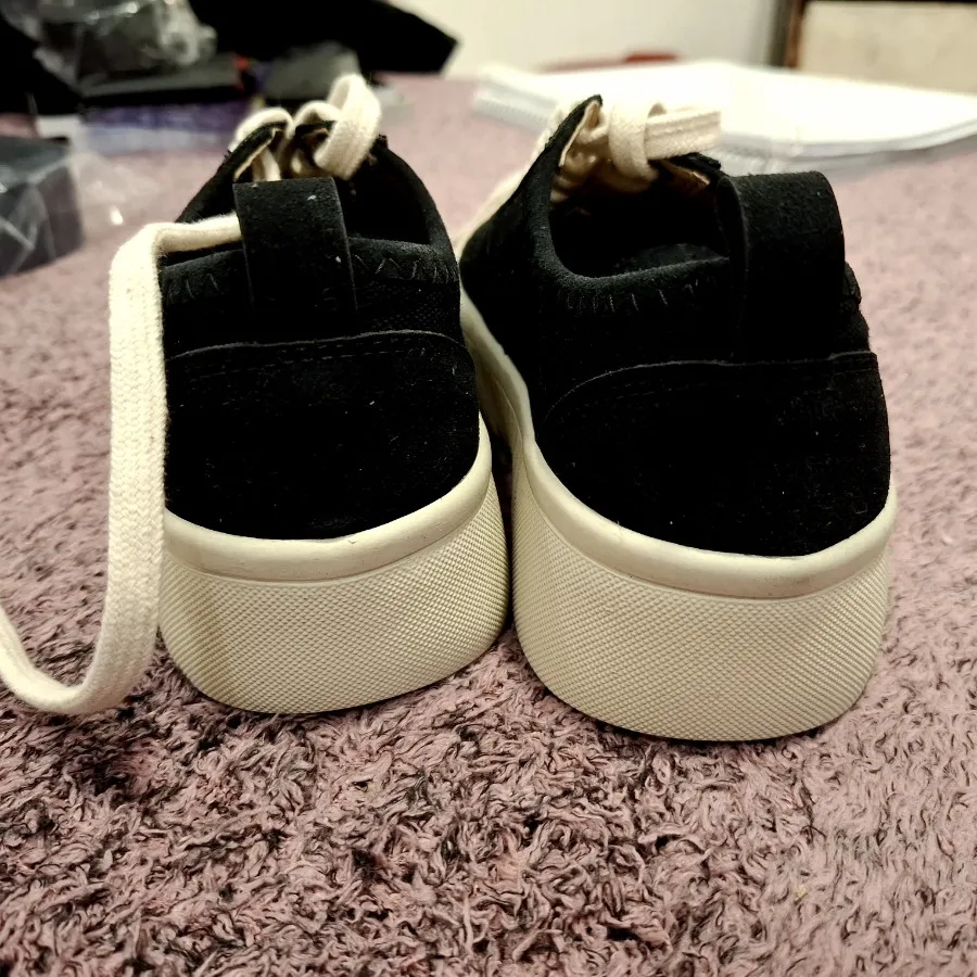 کفش کتونی شیری و مشکی