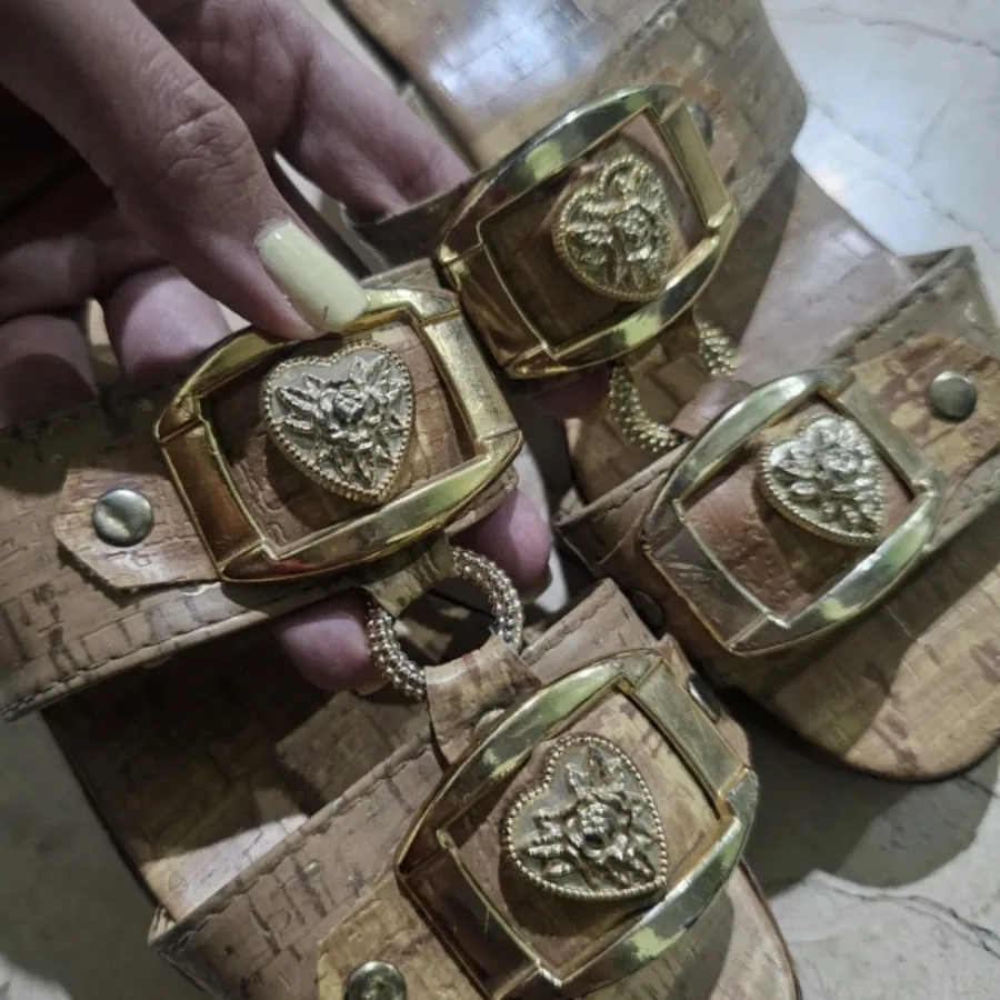 صندل سگک طلایی