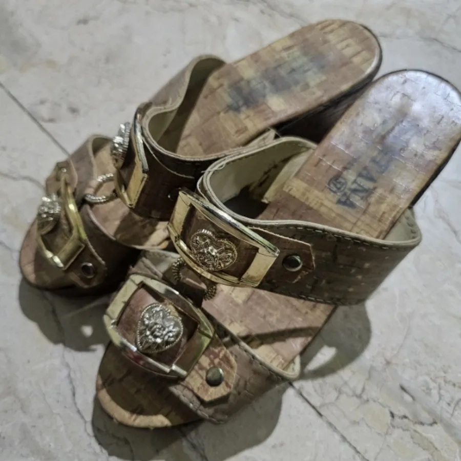 صندل سگک طلایی