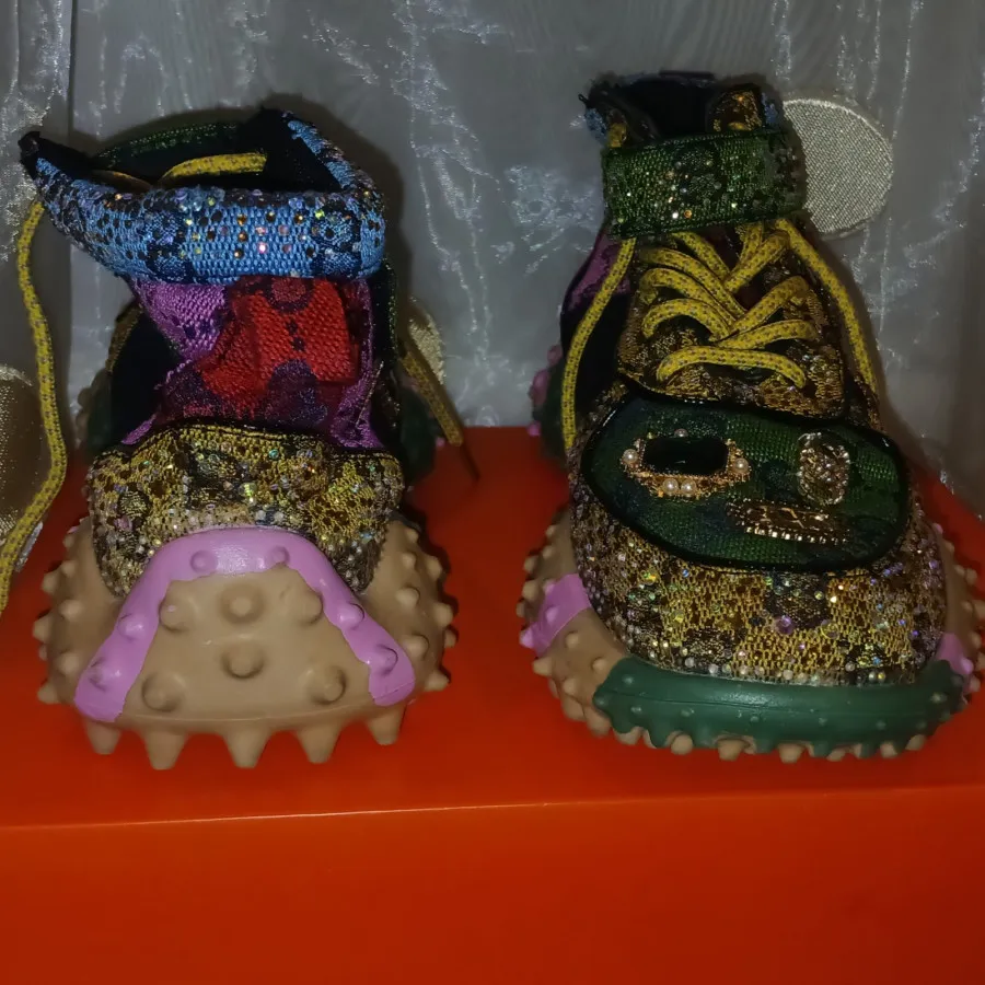 کتونی نگیندار ساقدار