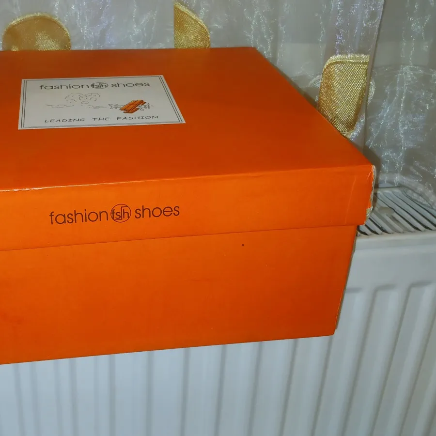 کتونی نگیندار ساقدار