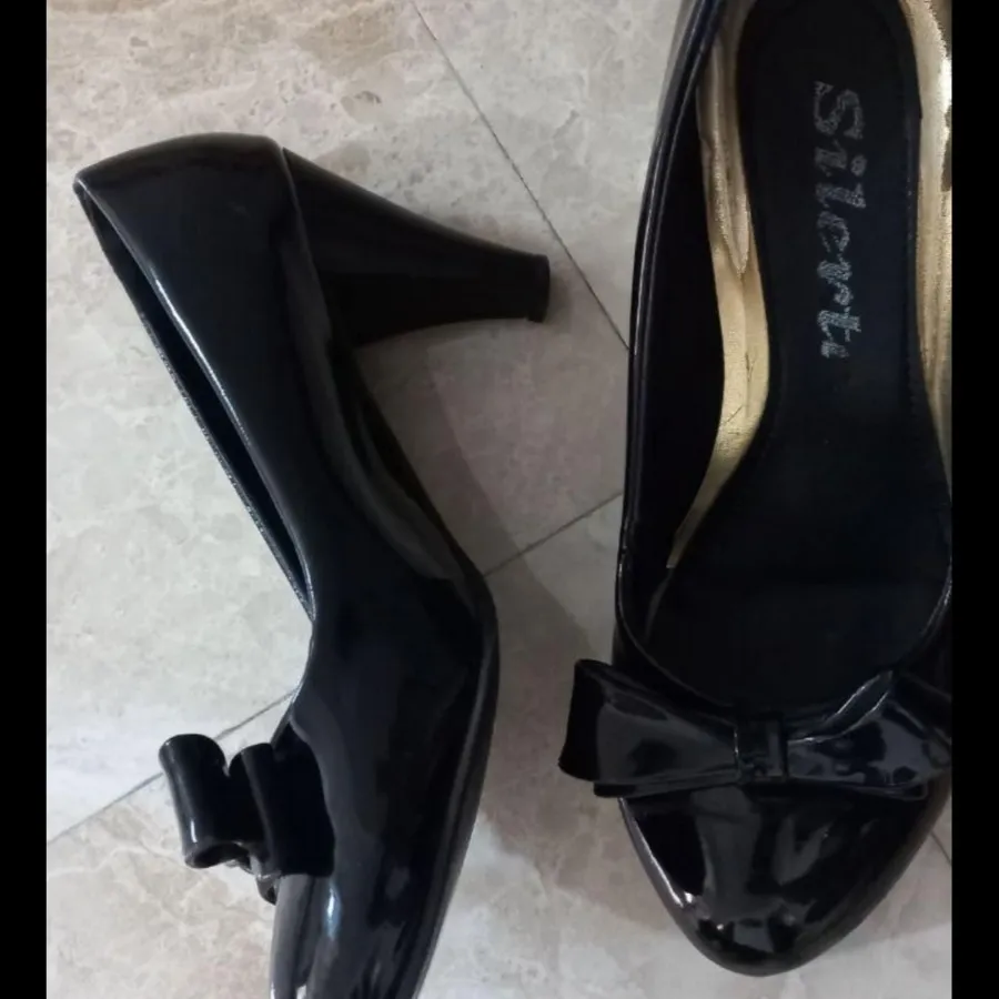 کفش ها در حد نو