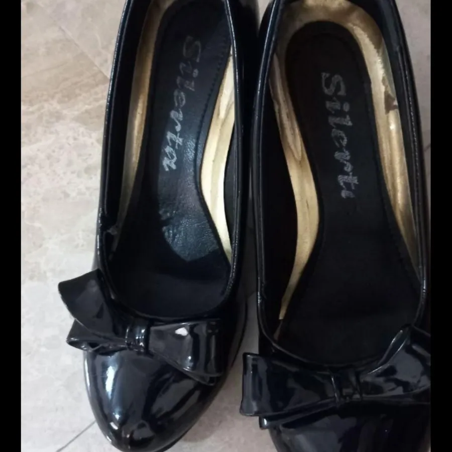 کفش ها در حد نو