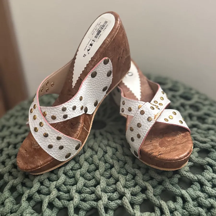 صندل لژدار سفید