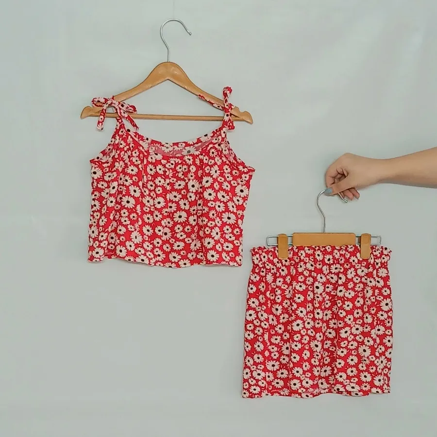 تاپ و دامن قرمز نخی