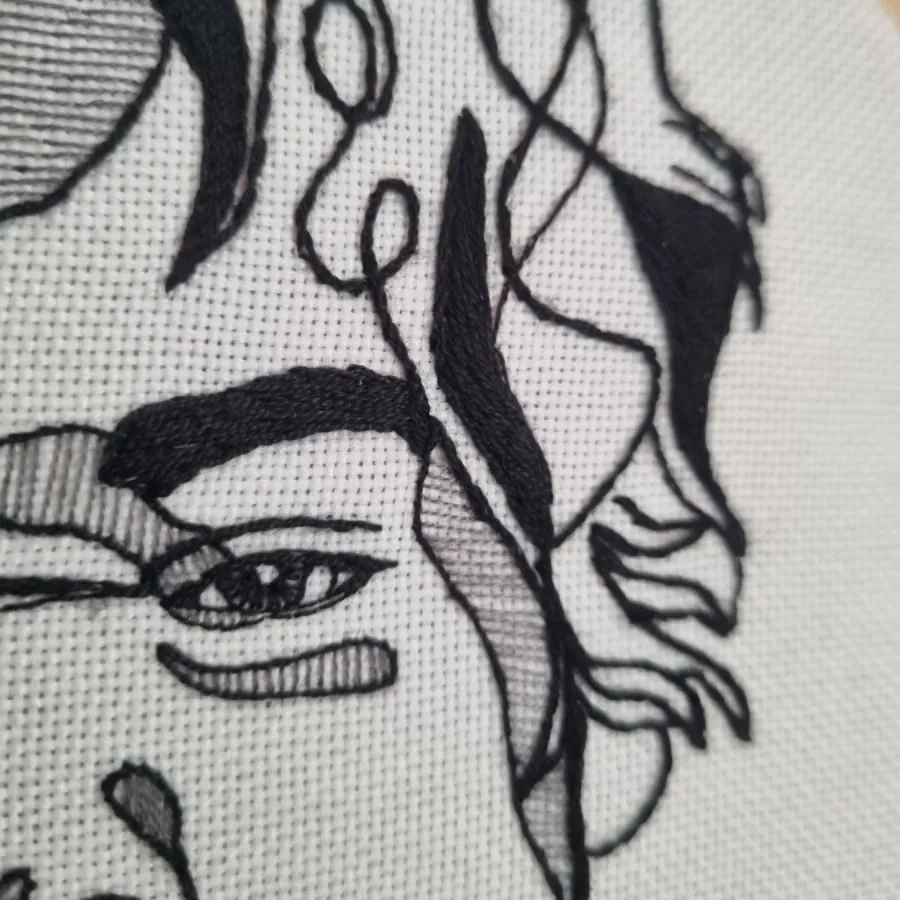 دیوارکوب گلدوزی