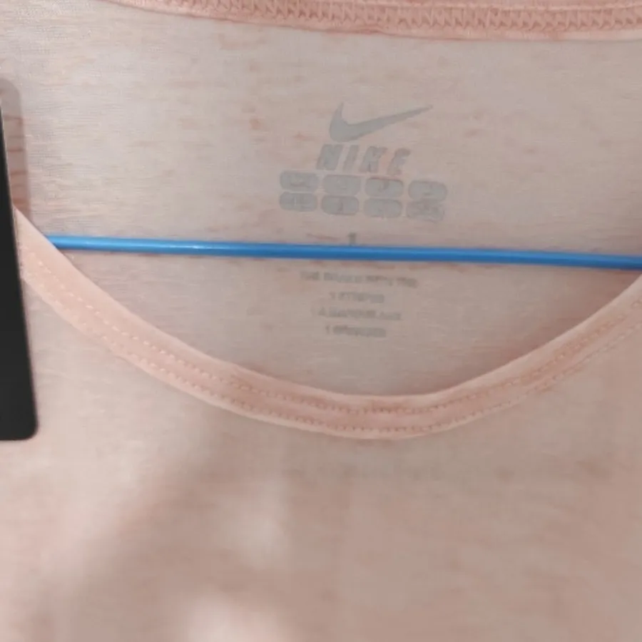 تاپ ورزشی نایک