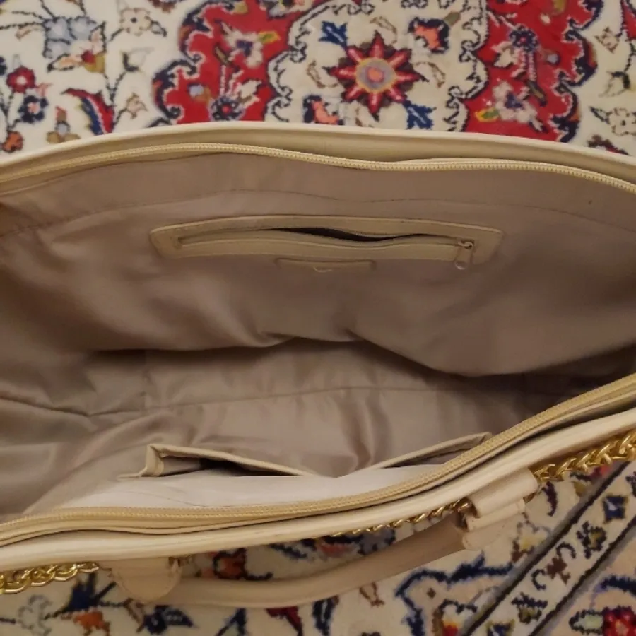 کیف با زنجیر طلایی