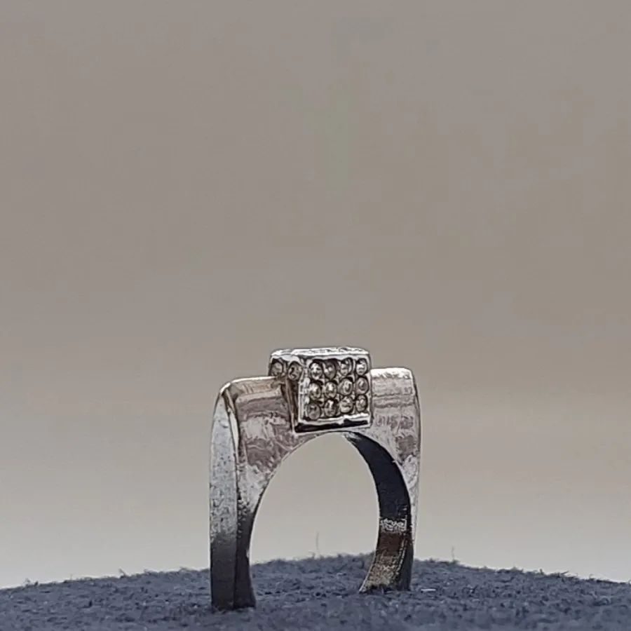 انگشتر مربع نگین دار