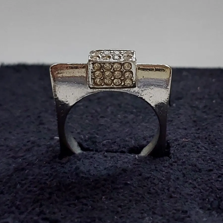 انگشتر مربع نگین دار