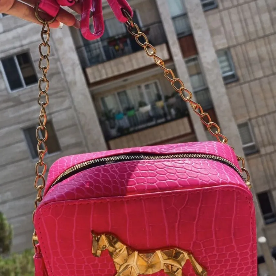 کیف آویزی بزرگ سرخابی