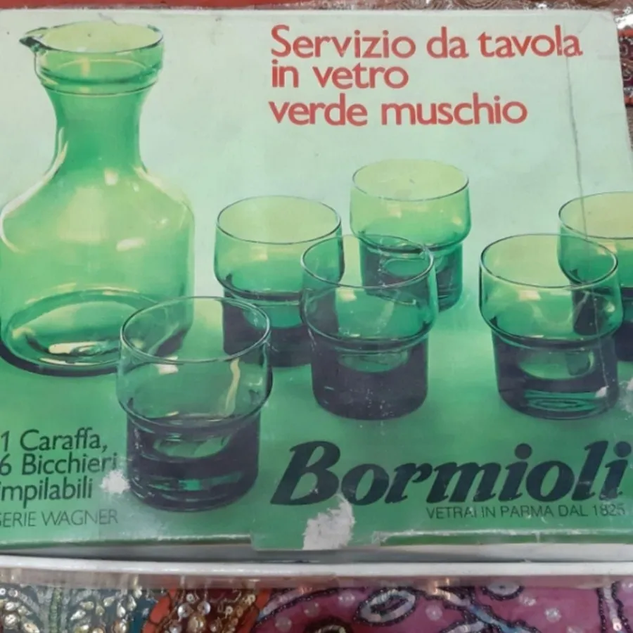 یک دست تنگ و لیوان سبز