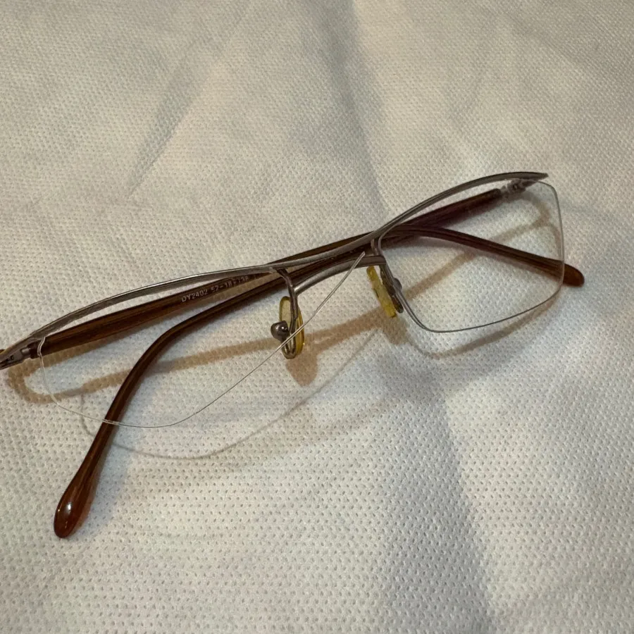 عینک طبی زنانه نیم فریم