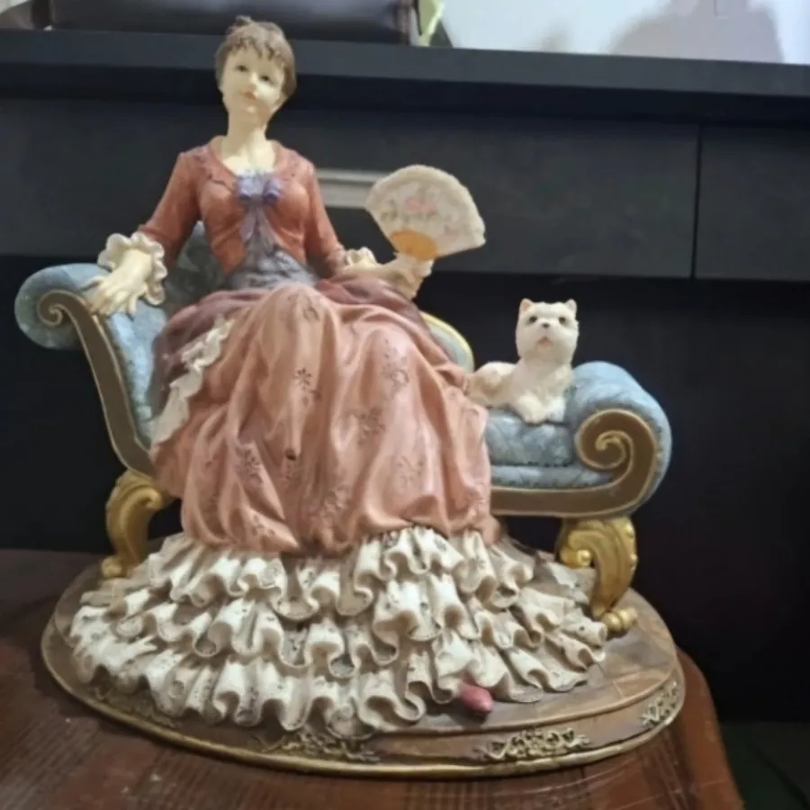 مجسمه قدیمی دختر و سگ