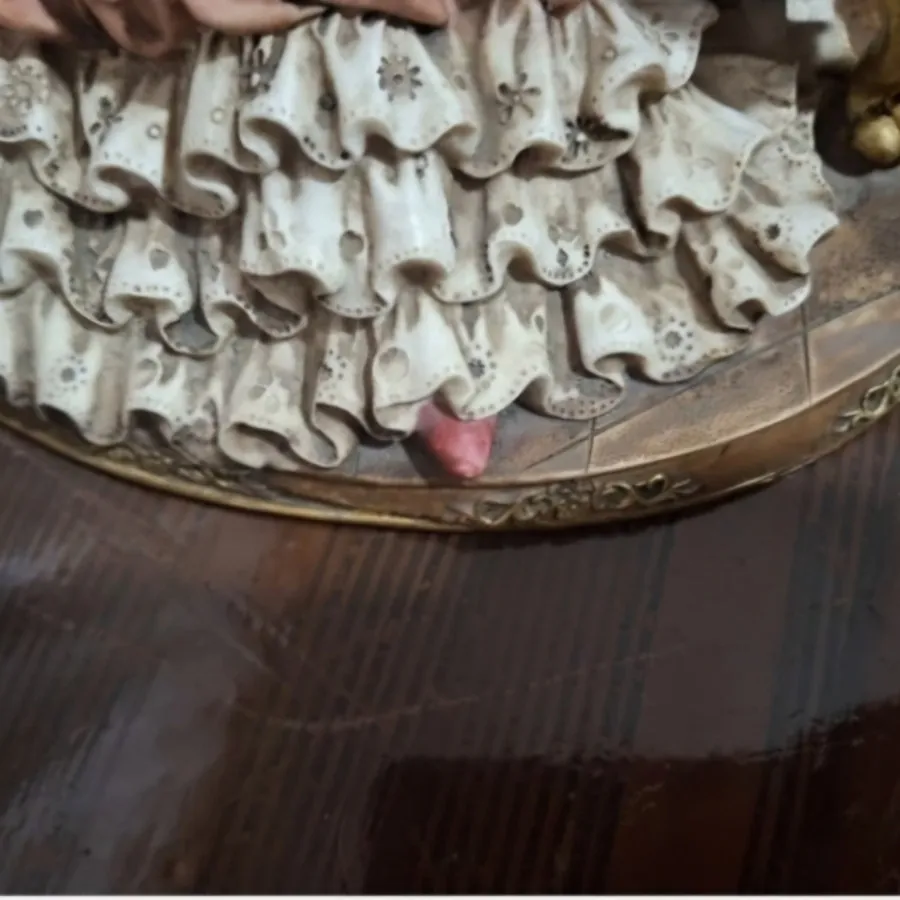 مجسمه قدیمی دختر و سگ