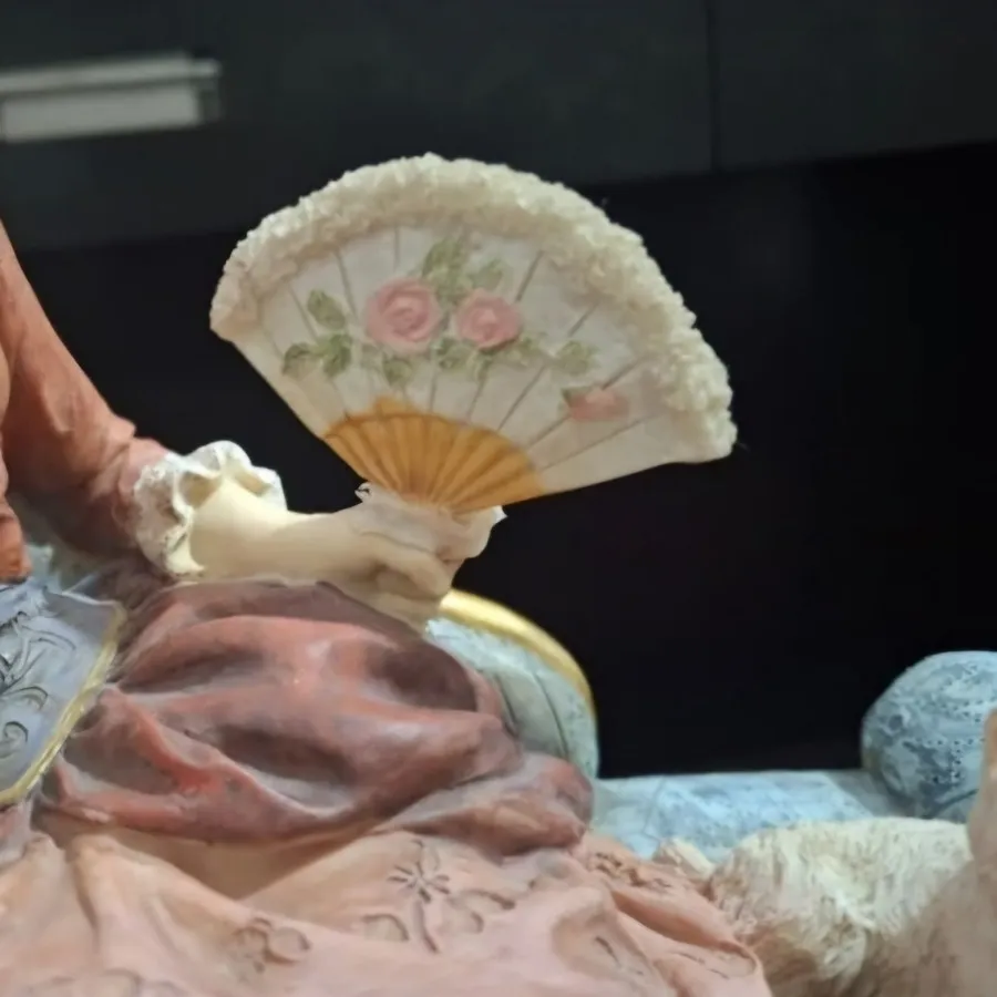 مجسمه قدیمی دختر و سگ