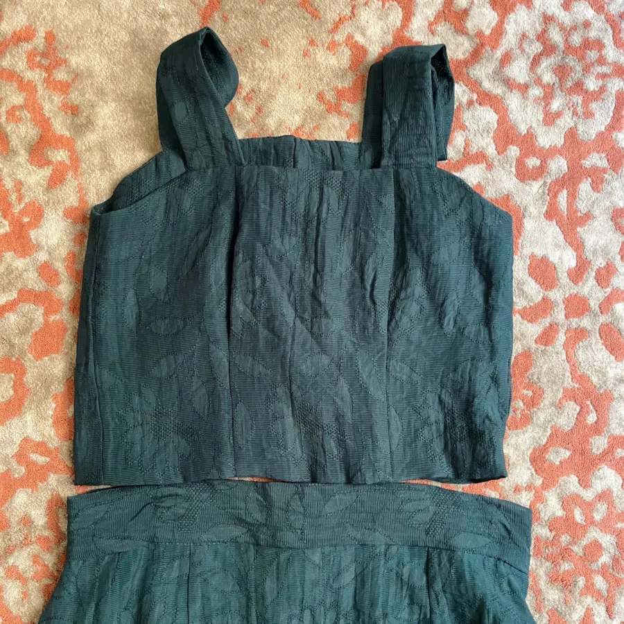 نیم تنه و دامن