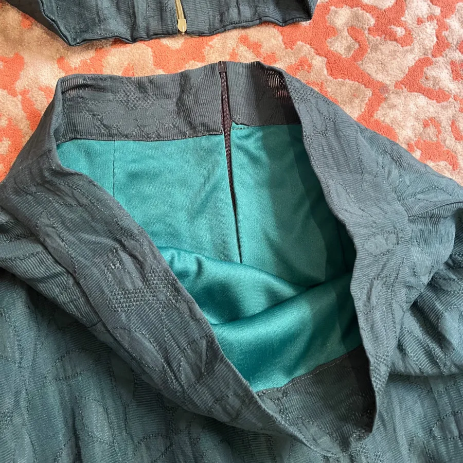 نیم تنه و دامن