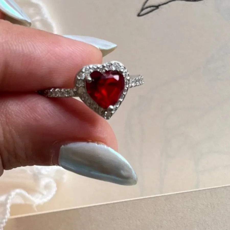 انگشتر جواهری قلب قرمز
