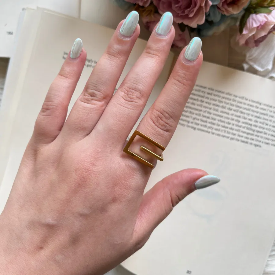 انگشتر طلایی L