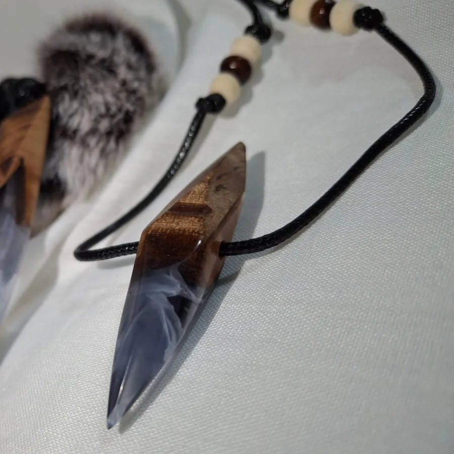 گردنبند و دستبند رزین چوب