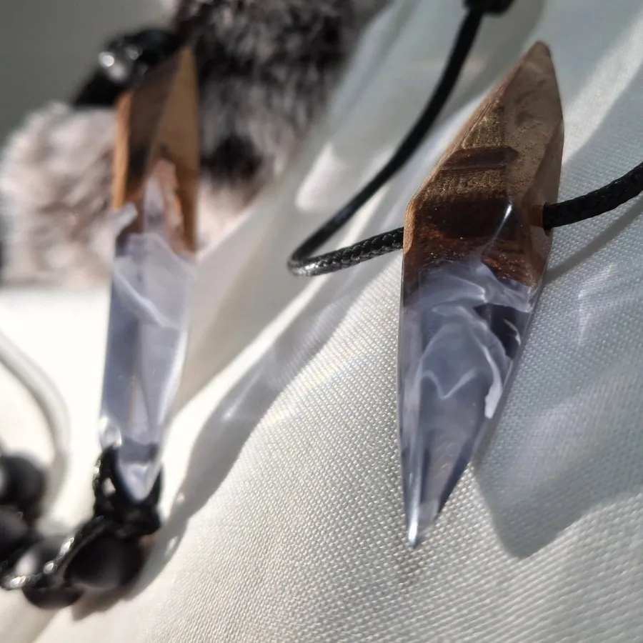 گردنبند و دستبند رزین چوب