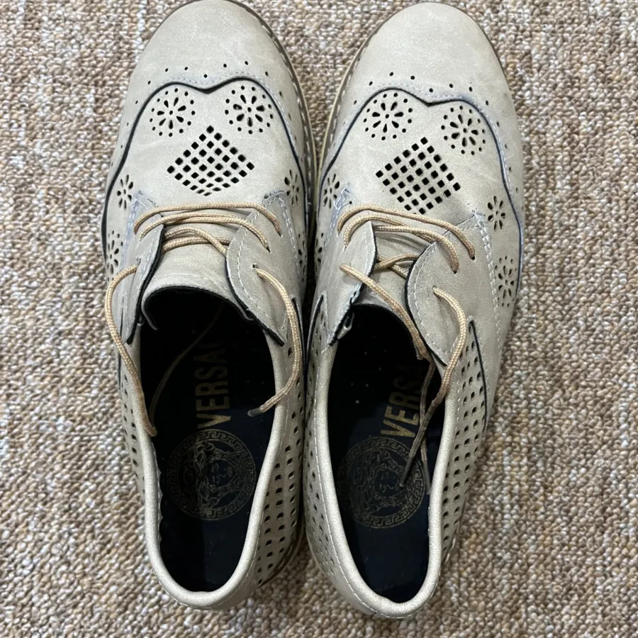 کفش کرمی رنگ