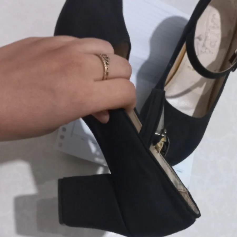 کفش مشکی لب طلایی