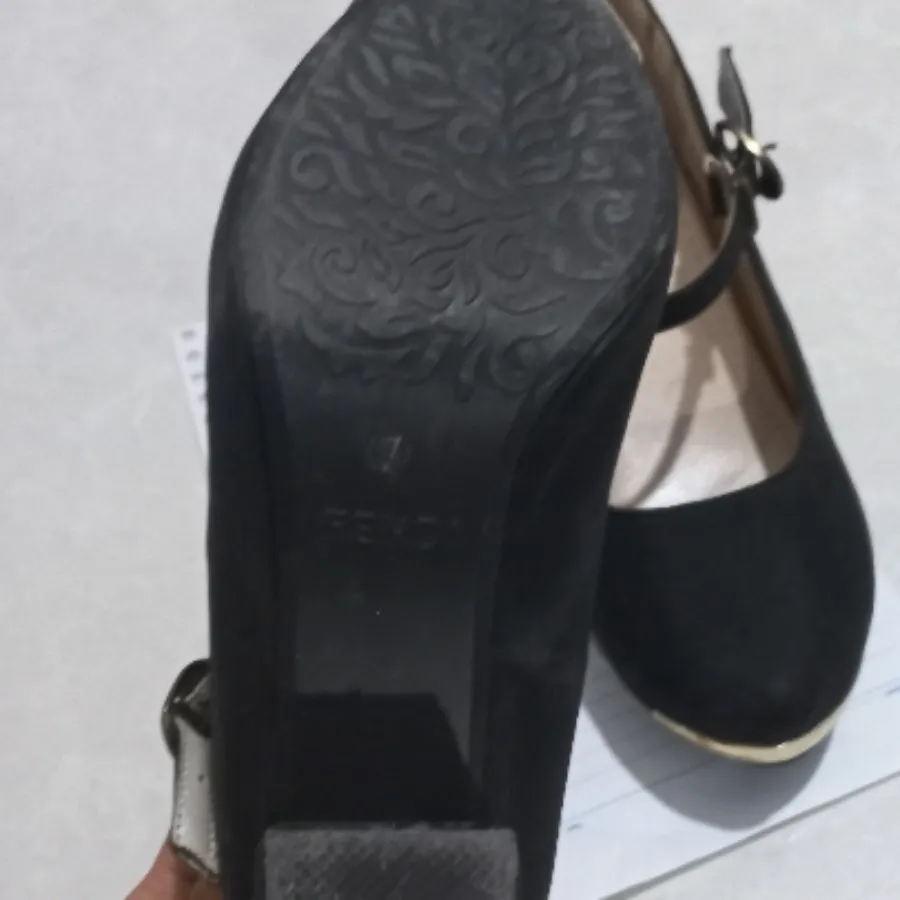 کفش مشکی لب طلایی