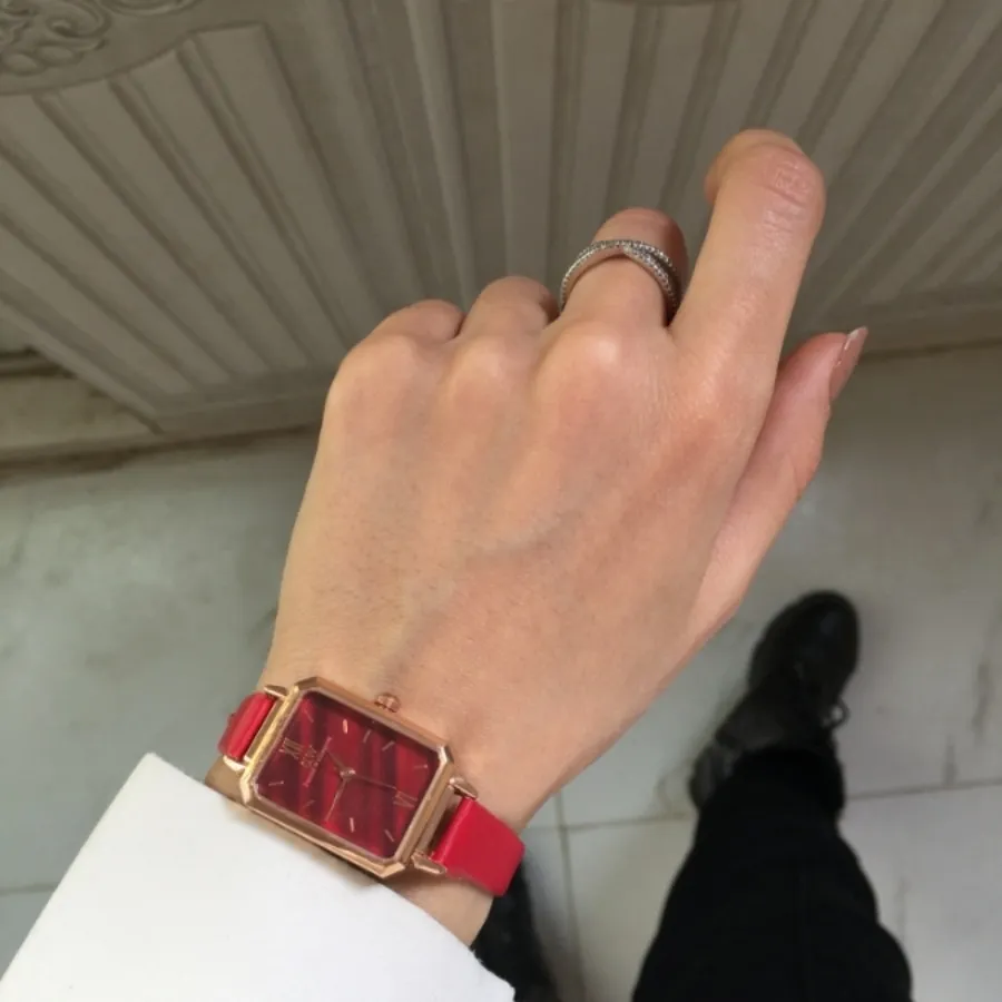 ساعت مچی زنانه چرم دنیل