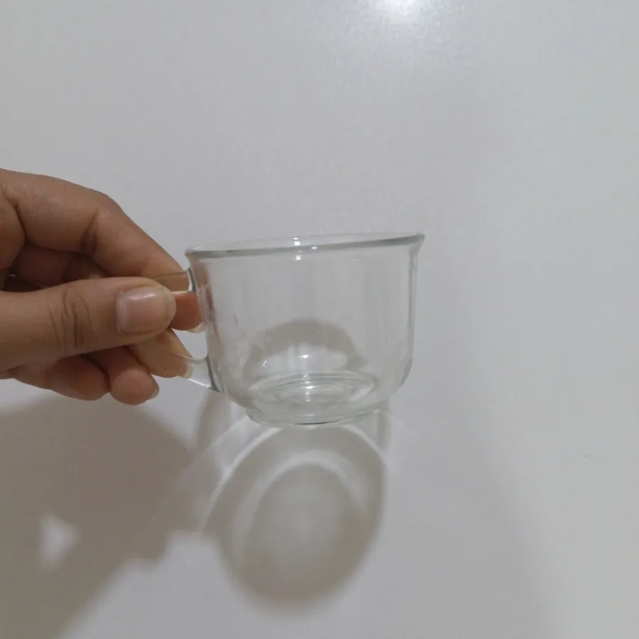 تعدادی لیوان و فنجان