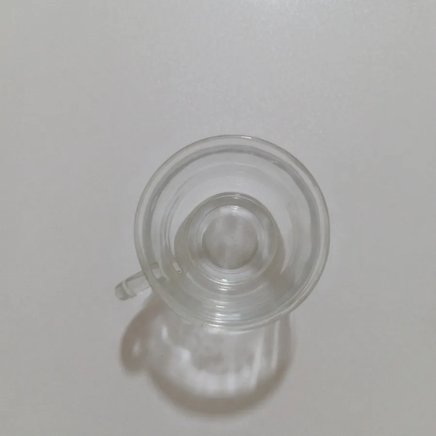 تعدادی لیوان و فنجان