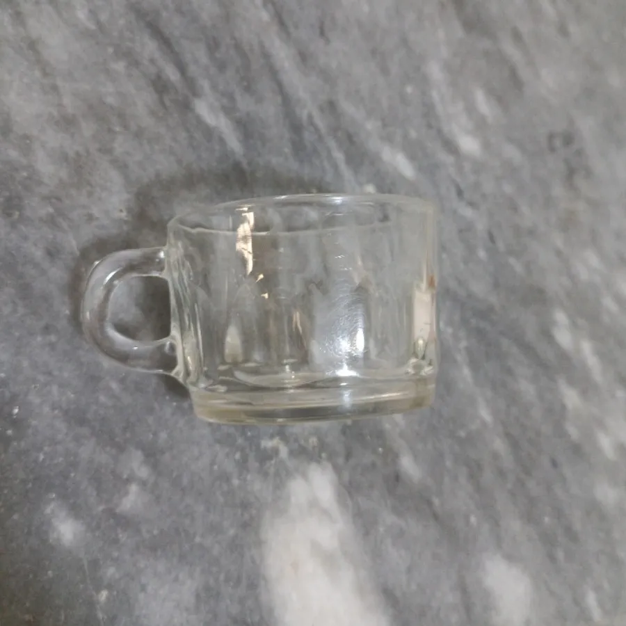 تعدادی لیوان و فنجان